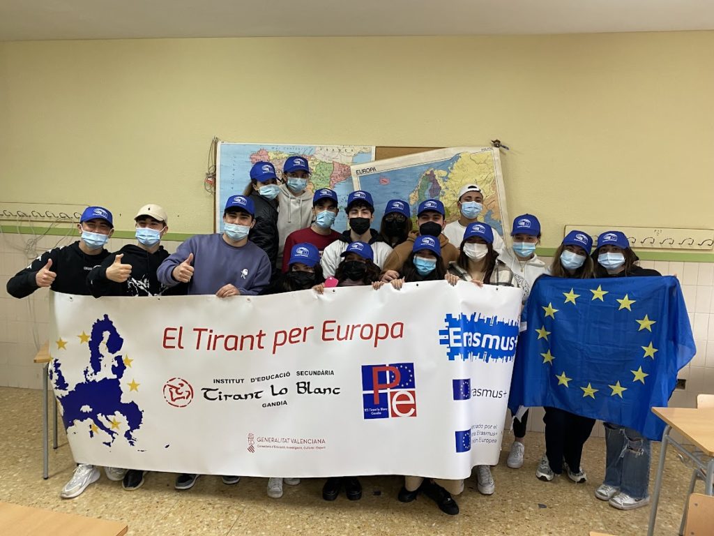 Alumnos del IES Tirant lo Blanc celebrando el día de Europa