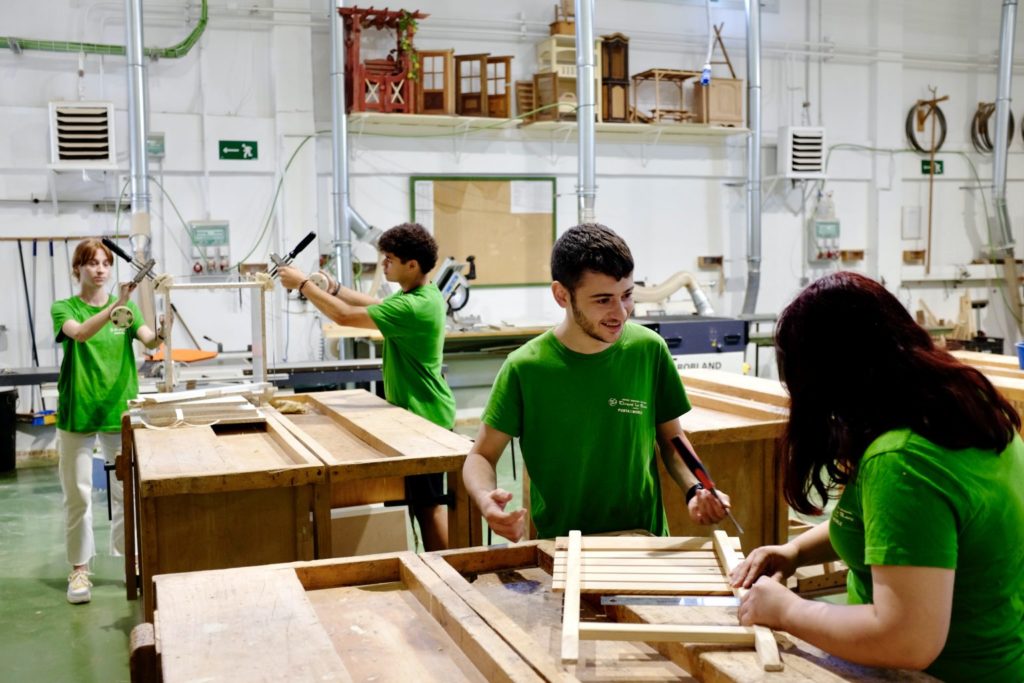 Alumnos del IES Tirant lo Blanc en el taller de madera